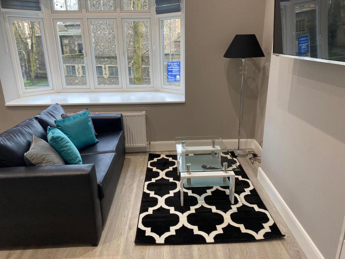 Amazing Central High Street Self Contained Apartments By Syl Watford  Bagian luar foto