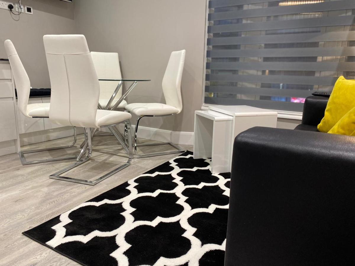 Amazing Central High Street Self Contained Apartments By Syl Watford  Bagian luar foto