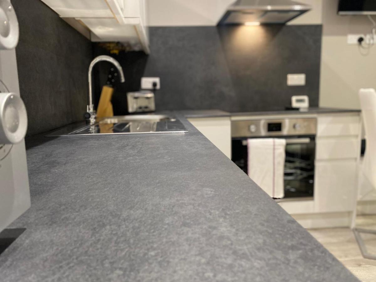 Amazing Central High Street Self Contained Apartments By Syl Watford  Bagian luar foto