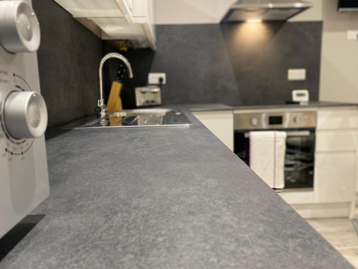 Amazing Central High Street Self Contained Apartments By Syl Watford  Bagian luar foto