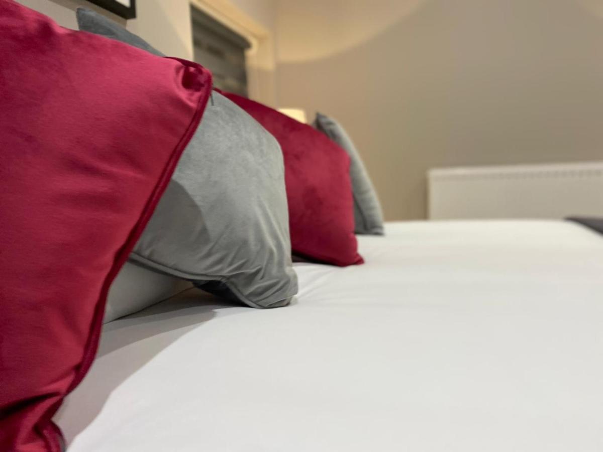 Amazing Central High Street Self Contained Apartments By Syl Watford  Bagian luar foto
