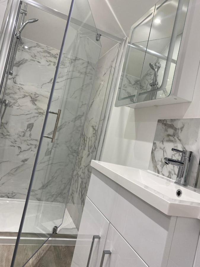 Amazing Central High Street Self Contained Apartments By Syl Watford  Bagian luar foto