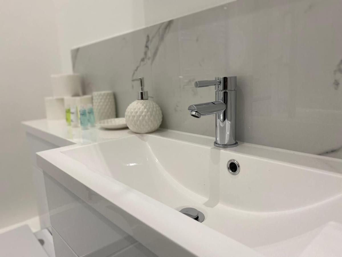 Amazing Central High Street Self Contained Apartments By Syl Watford  Bagian luar foto